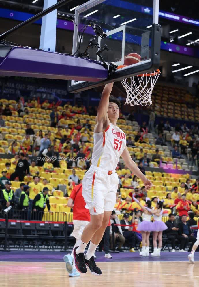 开云体育中国官网-亚洲篮球明星球员备战大赛，加强训练