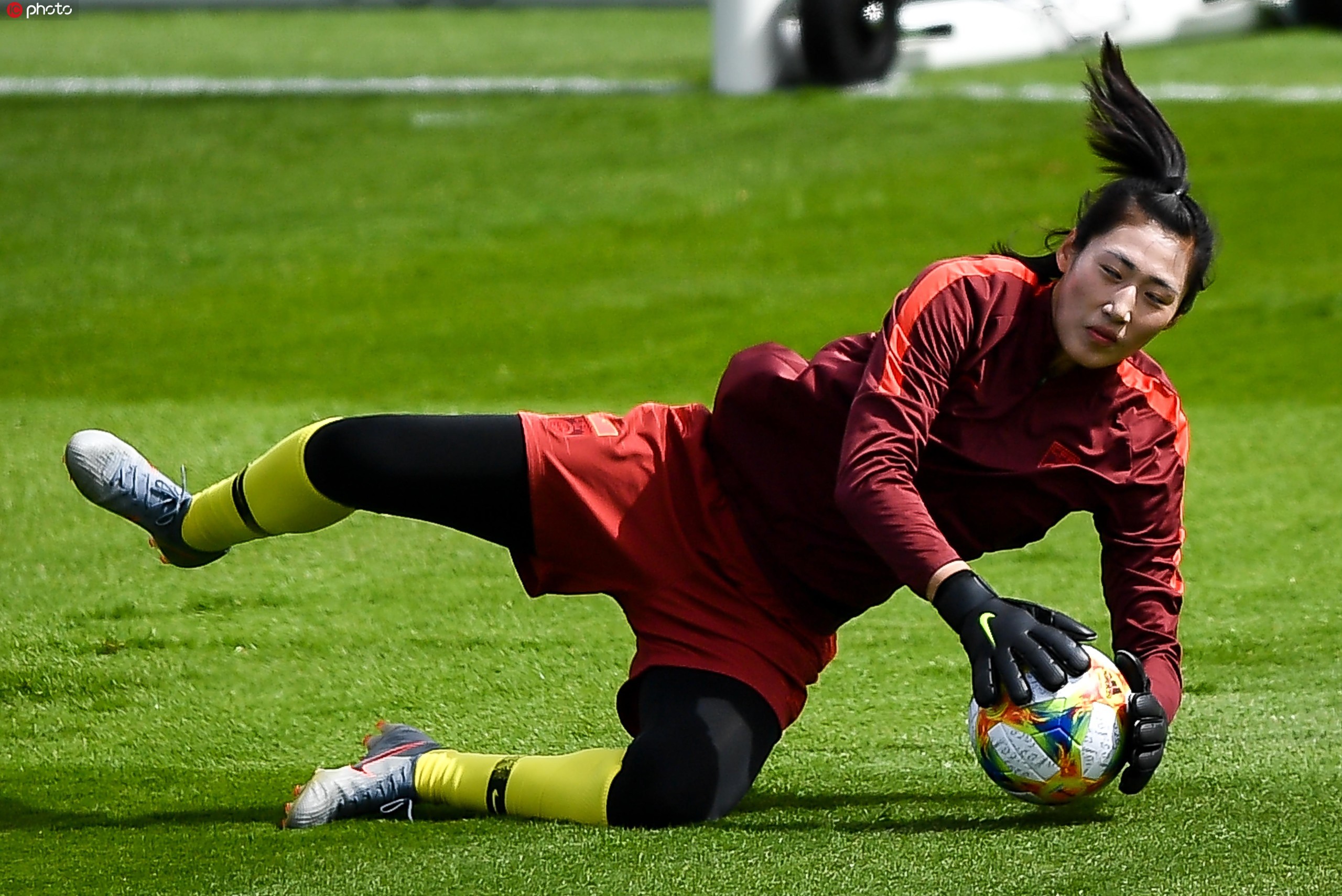 墨尔本女足争夺冠军，斗志昂扬