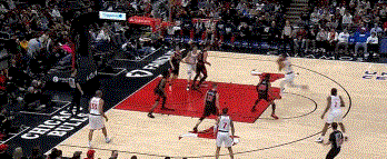 包含人逆转公牛：西蒙斯的全面表现率队获胜的词条