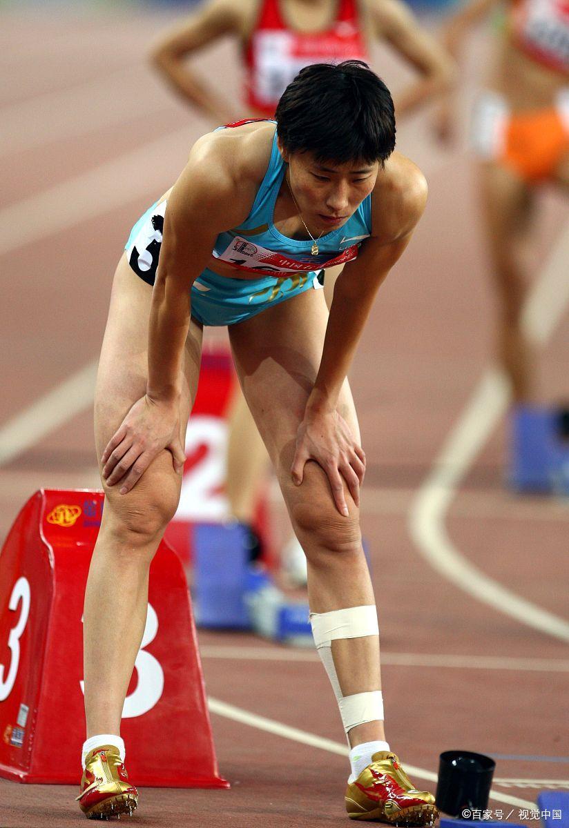 运动员们在赛场上奋力拼搏，义无反顾