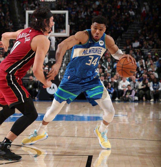 雄鹿战胜开拓者，保持卫冕冠军气势的简单介绍