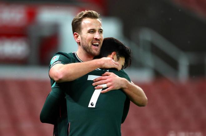 关于莱切斯特城大胜领先优势扩大，进军冠军行列的信息