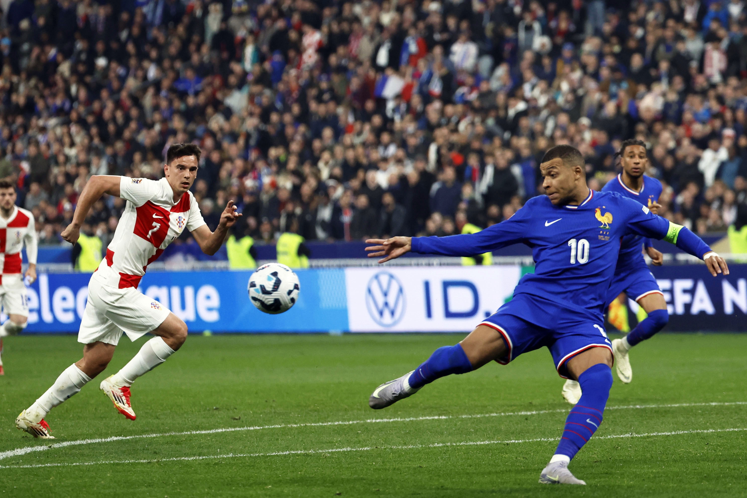 开云体育下载-欧洲足坛大战拉开序幕，强队对抗引发球迷欢呼