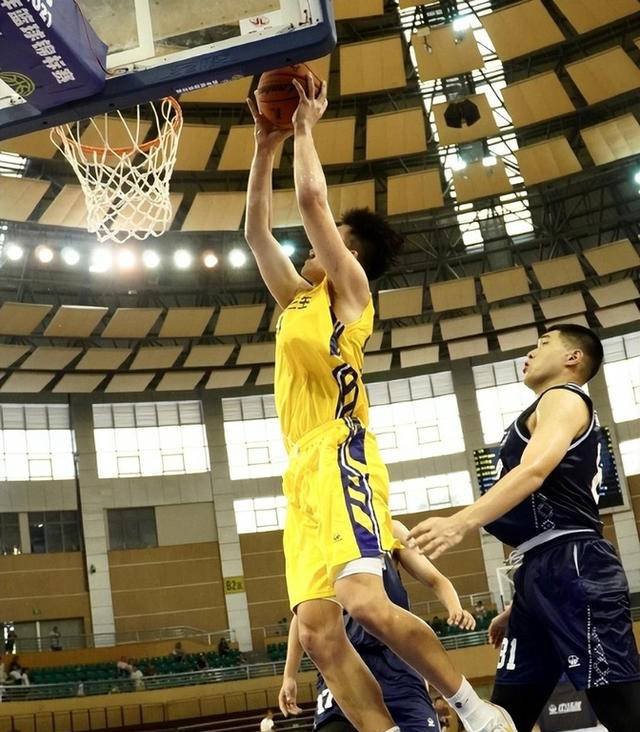 包含新秀球员表现抢眼，成为球队突破口的词条