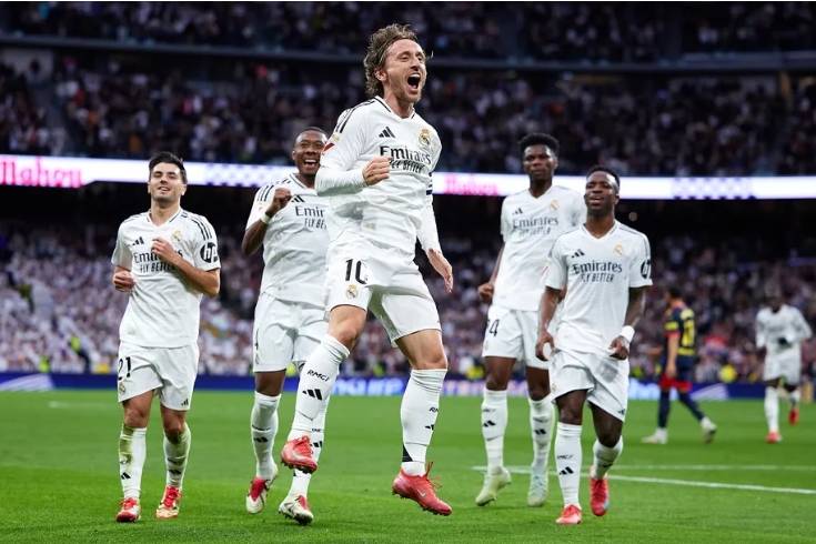 开云体育网页版-皇家马德里球员团结拼搏，取胜比赛