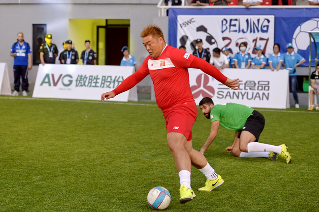 竞技风暴！亚洲足球盛宴弥漫体育场的简单介绍