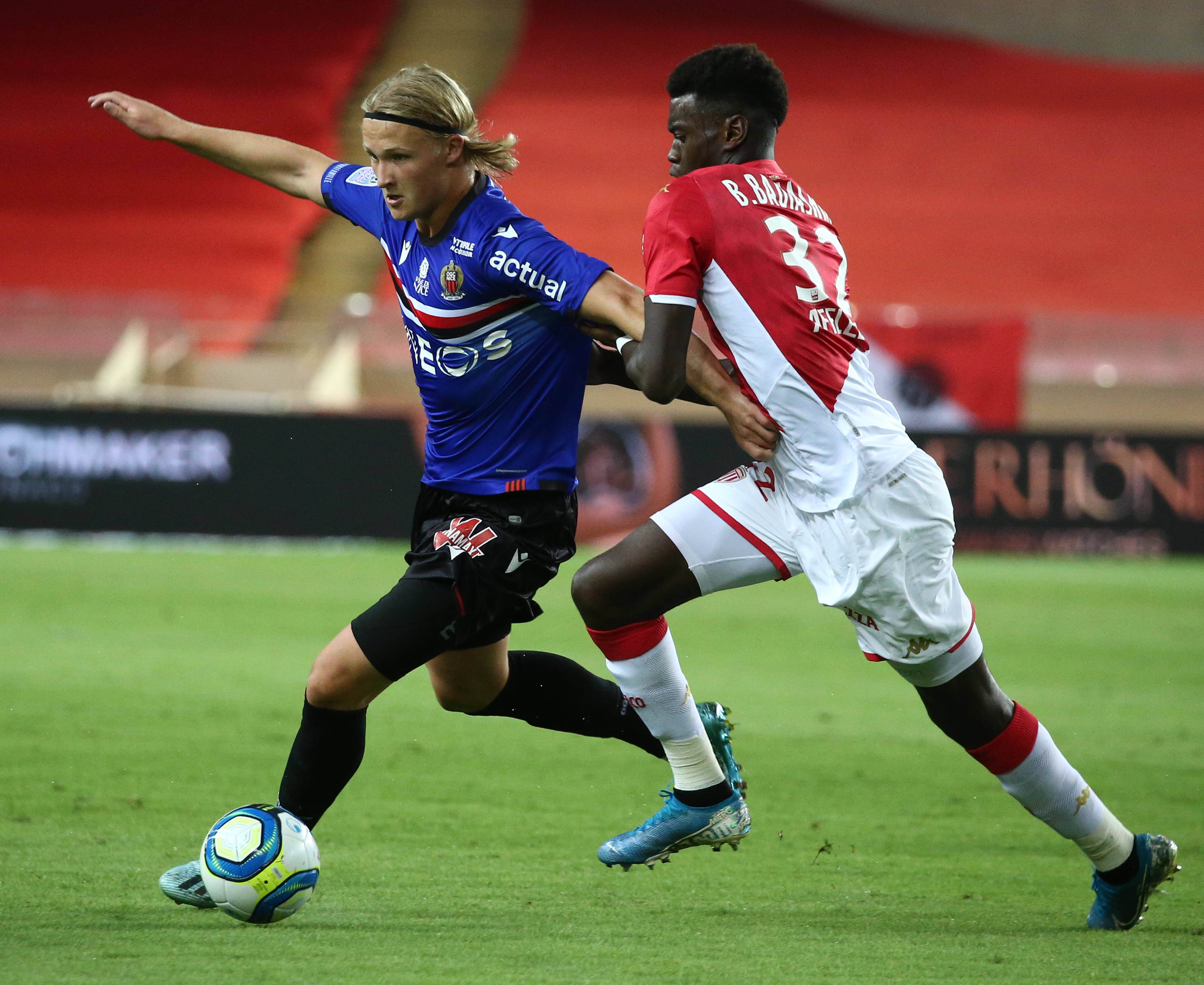 球员发挥出色，比赛拼劲十足