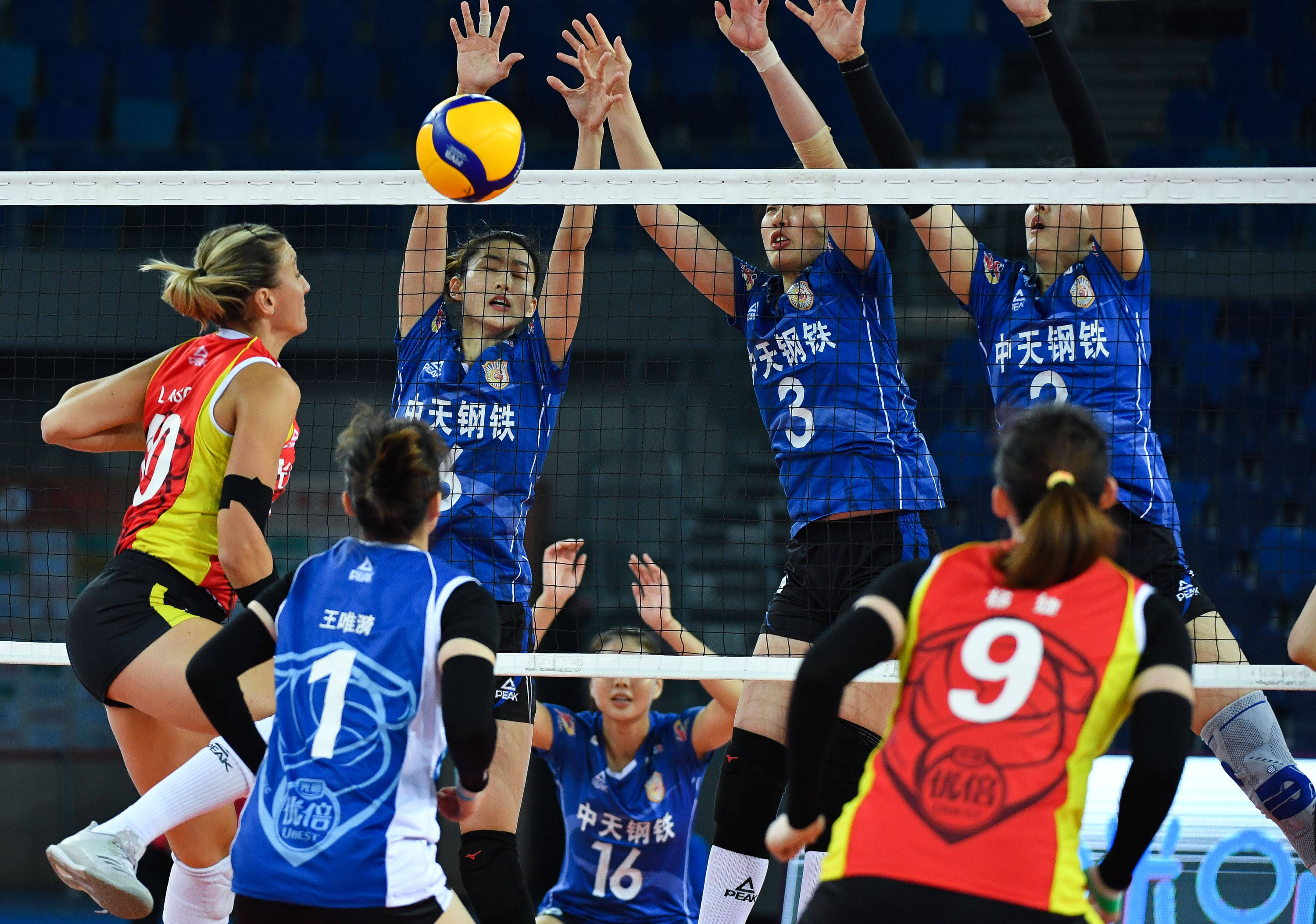 开云体育在线-天津队惊险获胜，观众眼前一亮