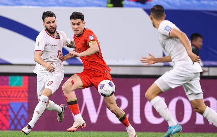 冰岛队在比赛中展现出战斗力