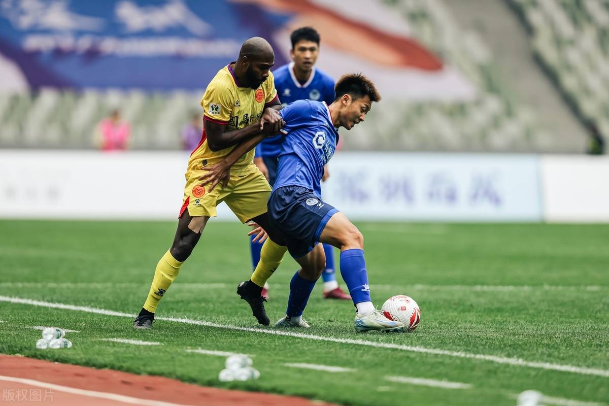 强队在比赛中轻松击败对手夺得胜利