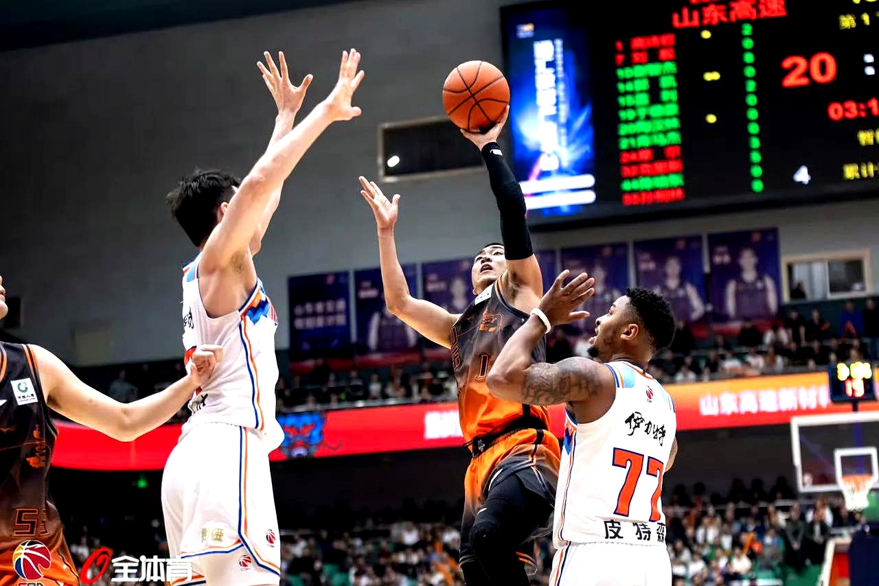 新疆男篮客场一役力克山东队，赢得胜利